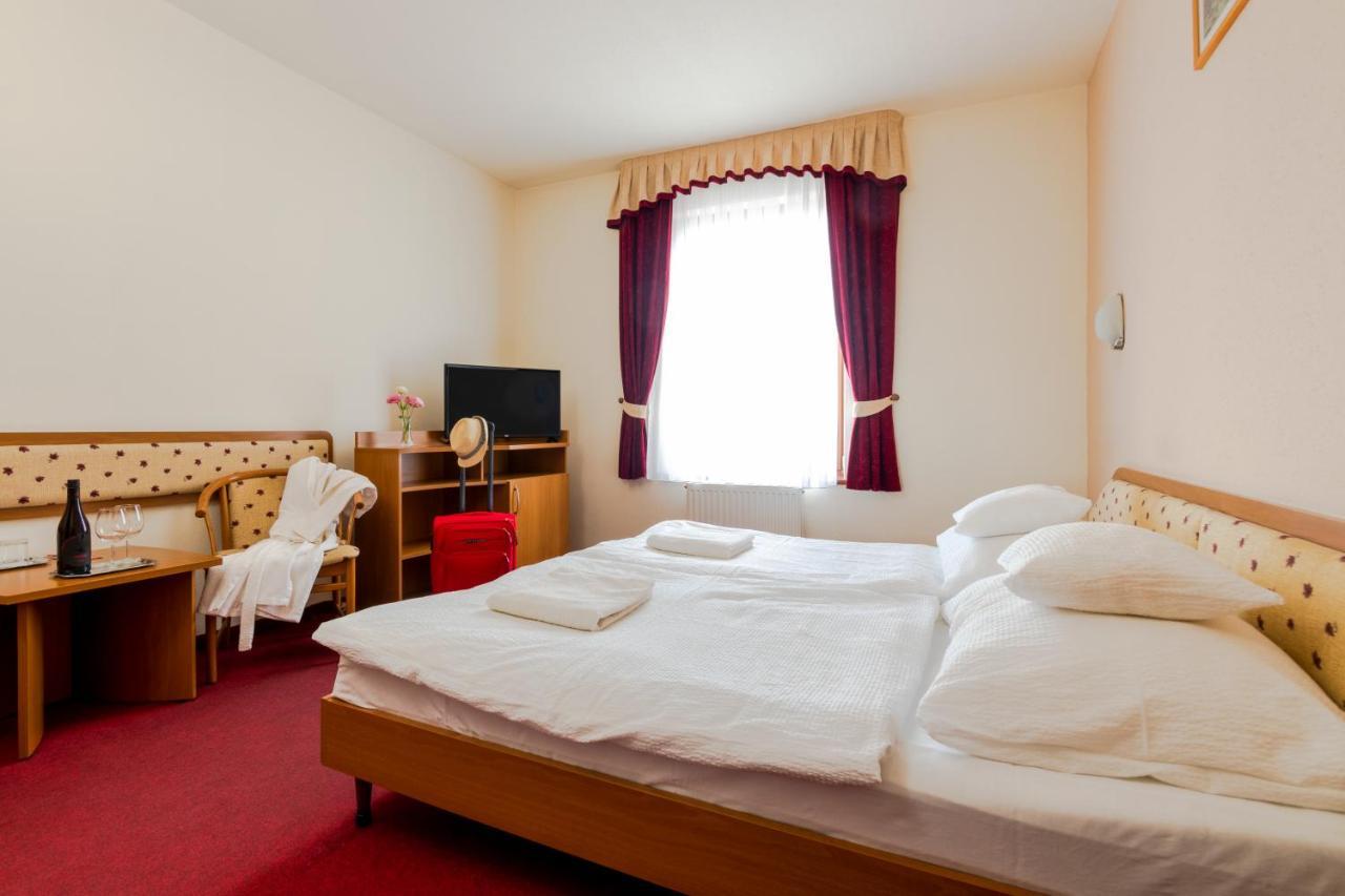 Hotel Imperial Gyogyszallo Es Gyogyfurdo กิชเกอเริช ภายนอก รูปภาพ